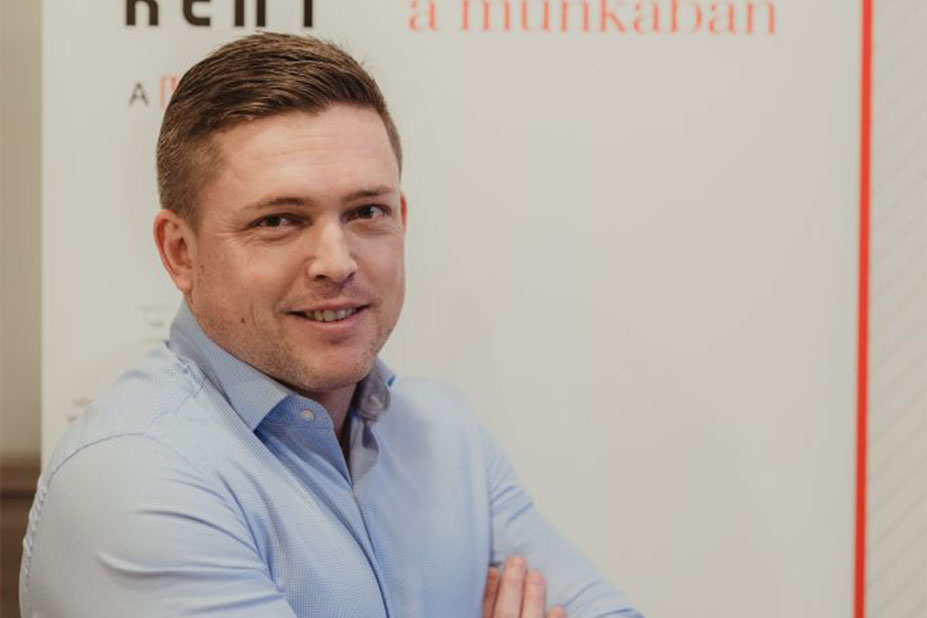 Porträt eines Mitarbeiters von HR-Rent vor einem Firmenbanner.