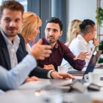 Die deutsche Unternehmensleiter wählen die geeignete Zeitarbeitsfirma aus