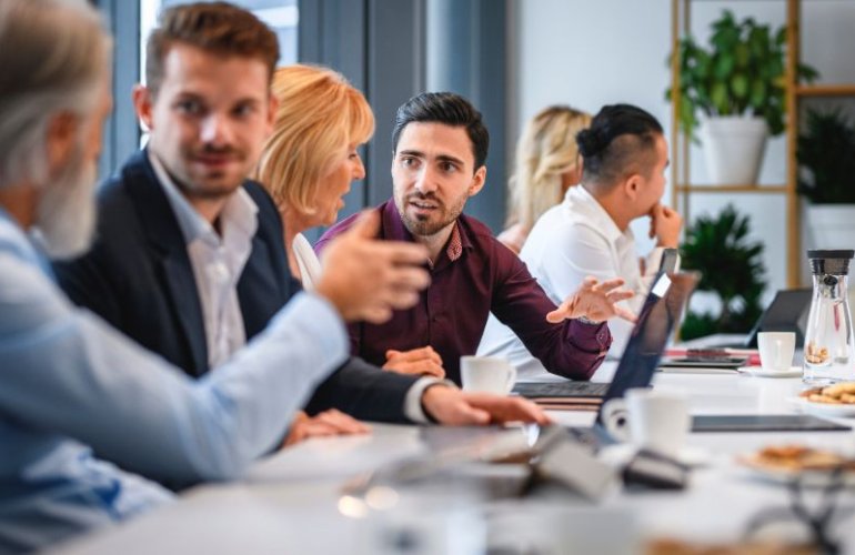 Die deutsche Unternehmensleiter wählen die geeignete Zeitarbeitsfirma aus