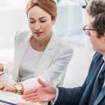 Recruiting-Team bespricht Bewerbungen im Büro