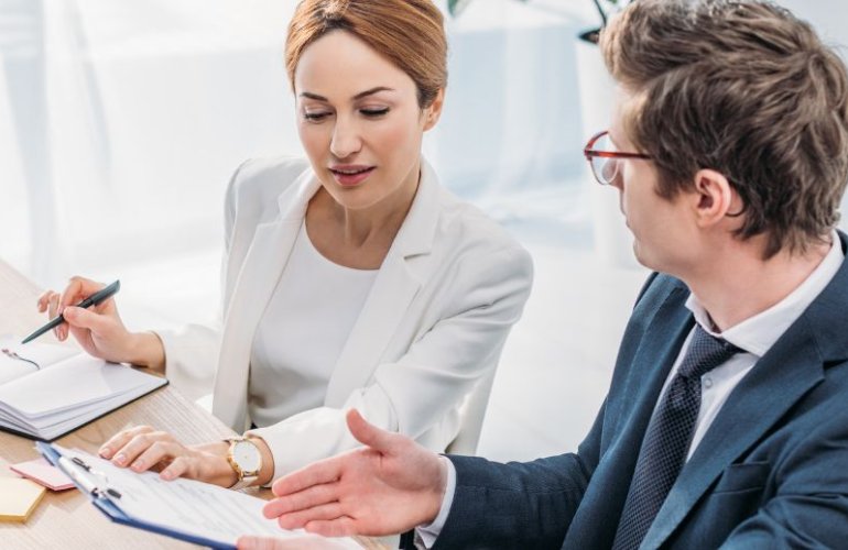 Recruiting-Team bespricht Bewerbungen im Büro