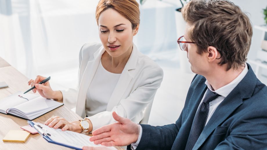 Recruiting-Team bespricht Bewerbungen im Büro