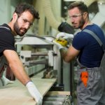 Mitarbeiter arbeiten gemeinsam in einem Produktionsumfeld im Rahmen der Arbeitnehmerüberlassung in Österreich