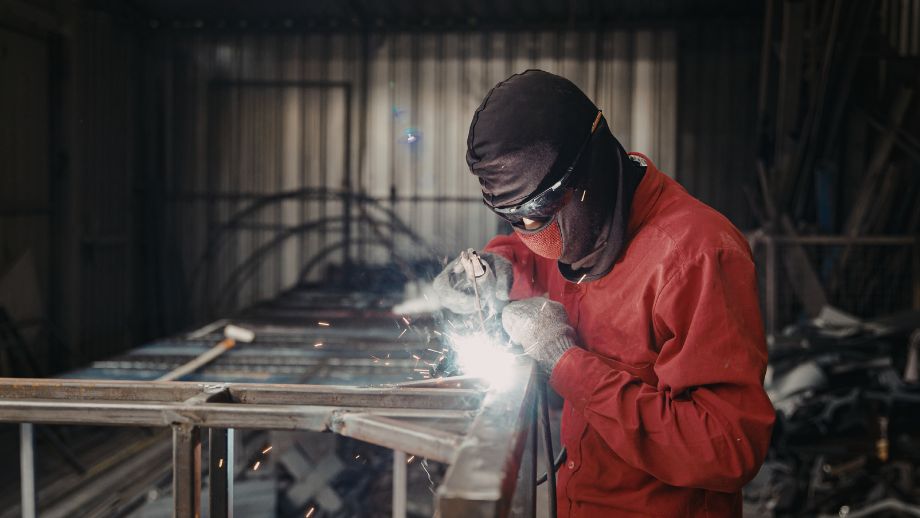 Arbeiter sind in einem Metallwerk beschäftigt