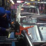 Arbeiter sind in einem Automobilwerk beschäftigt