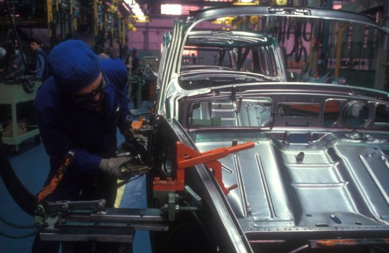 Arbeiter sind in einem Automobilwerk beschäftigt