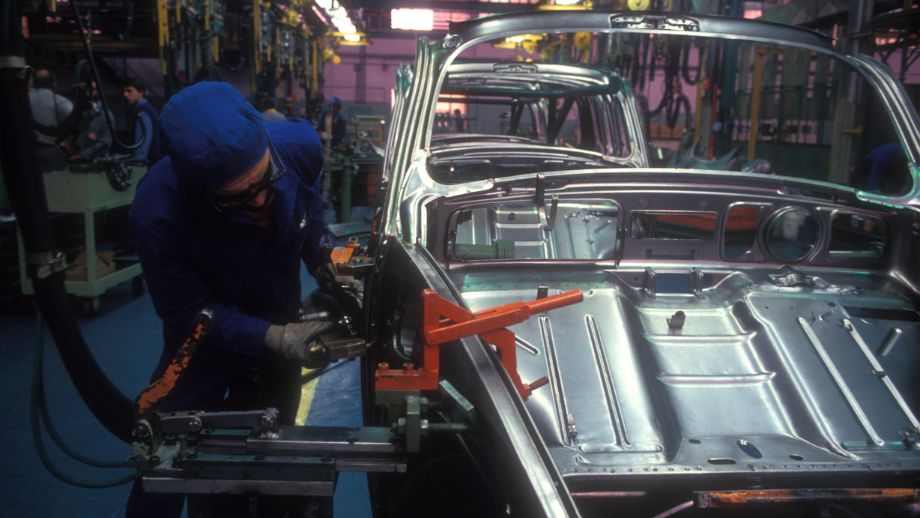 Arbeiter sind in einem Automobilwerk beschäftigt